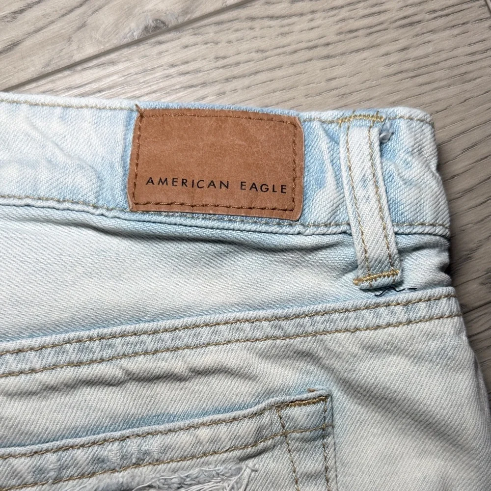 Women's American Eagle Outfitters Light Wash FrayedJean Shorts Size 2 Small